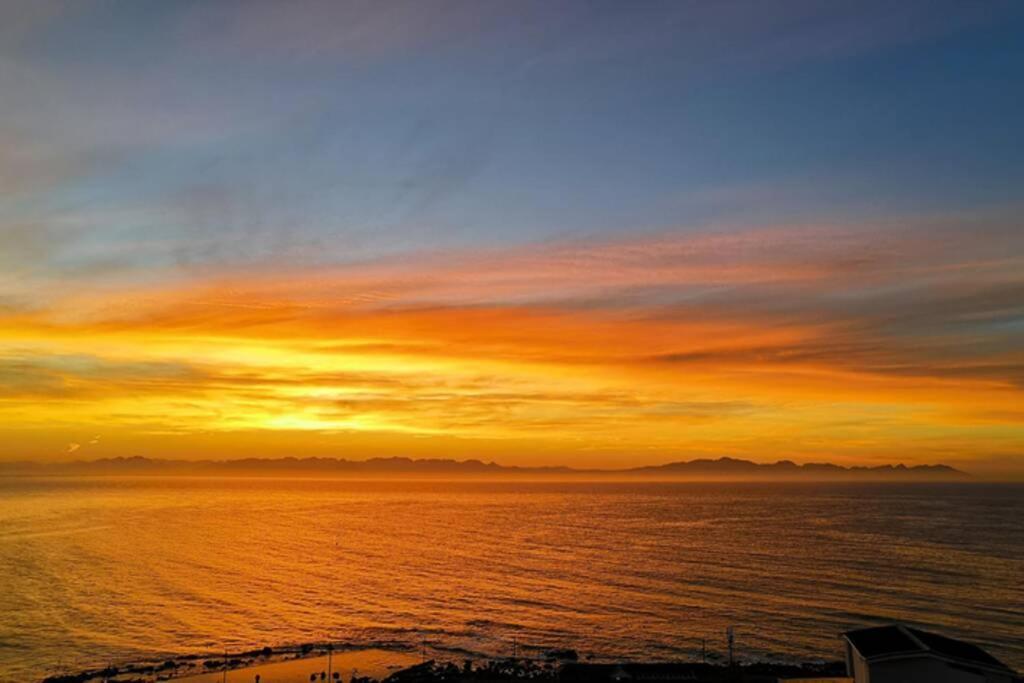 Relax,Revive,Reset & Enjoy The Sounds Of The Sea! Apartment Cape Town Exterior photo